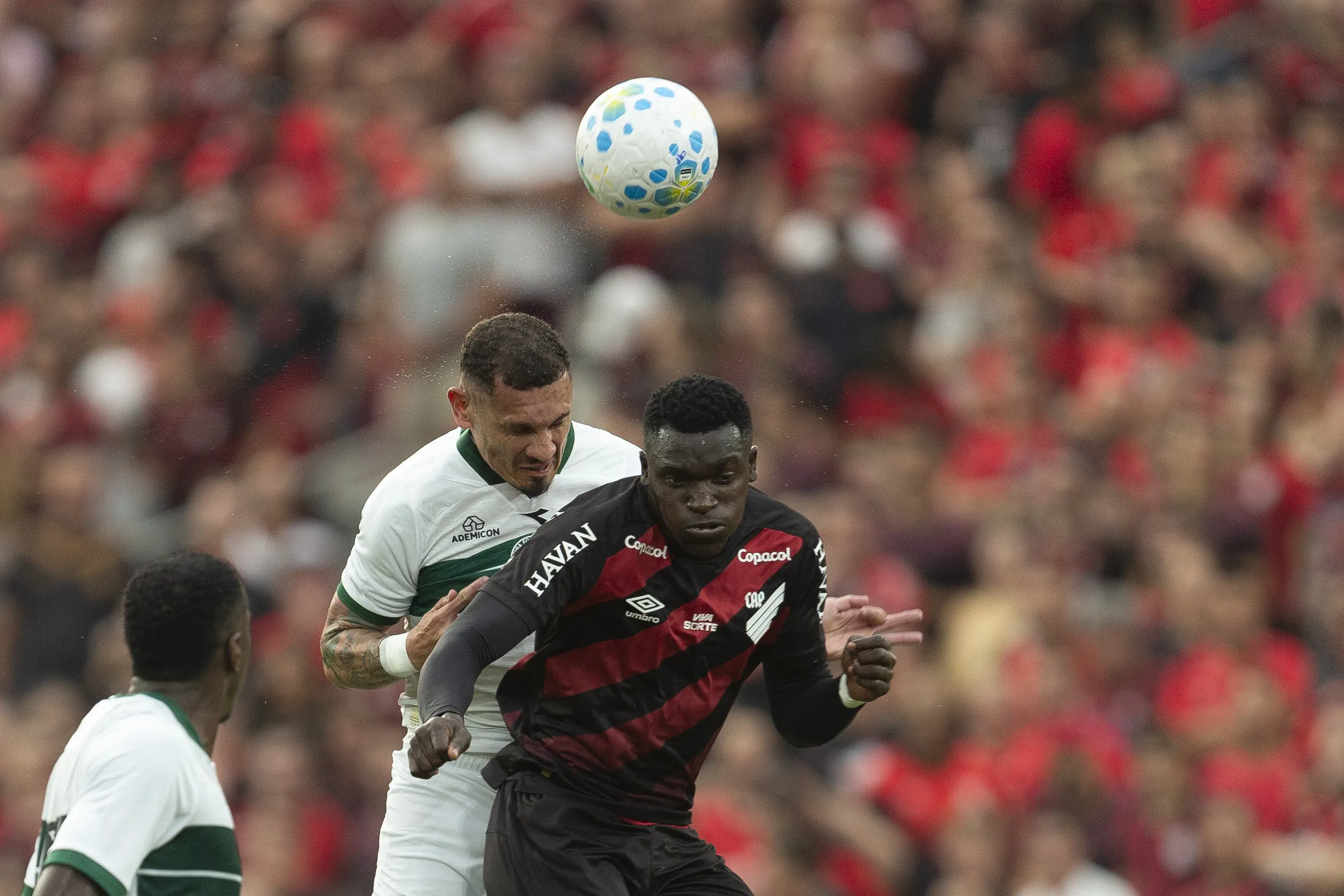PR – CURITIBA – 22/03/2026 – BRASILEIRO A 2026, ATHLETICO-PR X CORITIBA – Kevin Viveros jogador do Athletico-PR disputa lance com Maicon jogador do Coritiba durante partida no estadio Arena da Baixada pelo campeonato Brasileiro A 2026. Foto: Hedeson Alves/AGIF