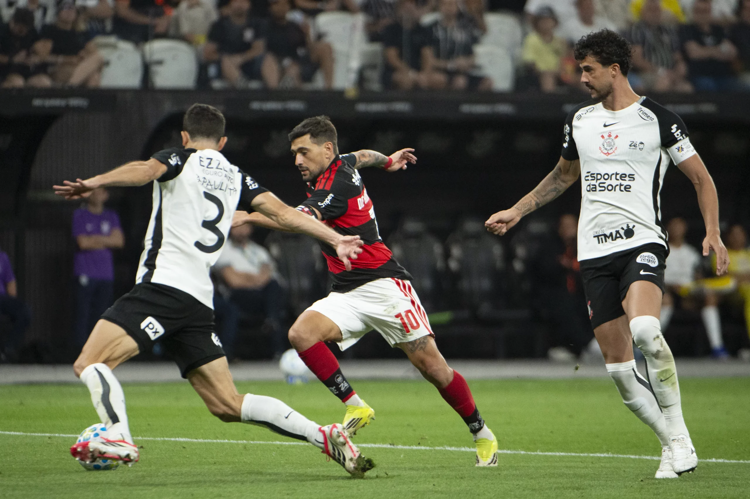 Gabriel Paulista jogador do Corinthians disputa lance com Arrascaeta jogador do Flamengo durante partida no estadio Arena Corinthians pelo campeonato Brasileiro A 2026. Foto: Anderson Romao/AGIF