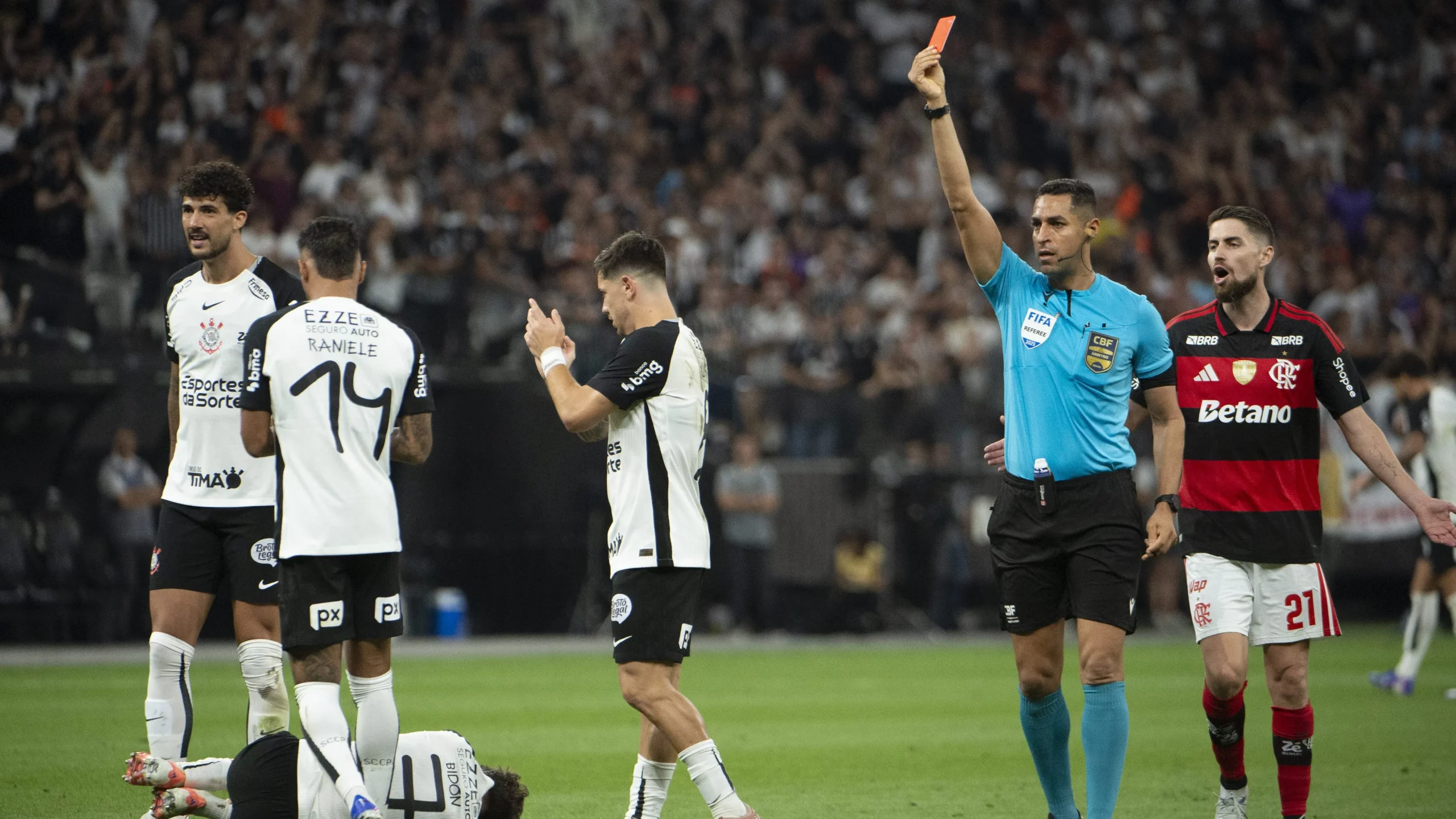 Flamengo reclamou da arbitragem - Foto: Anderson Romão/AGIF.