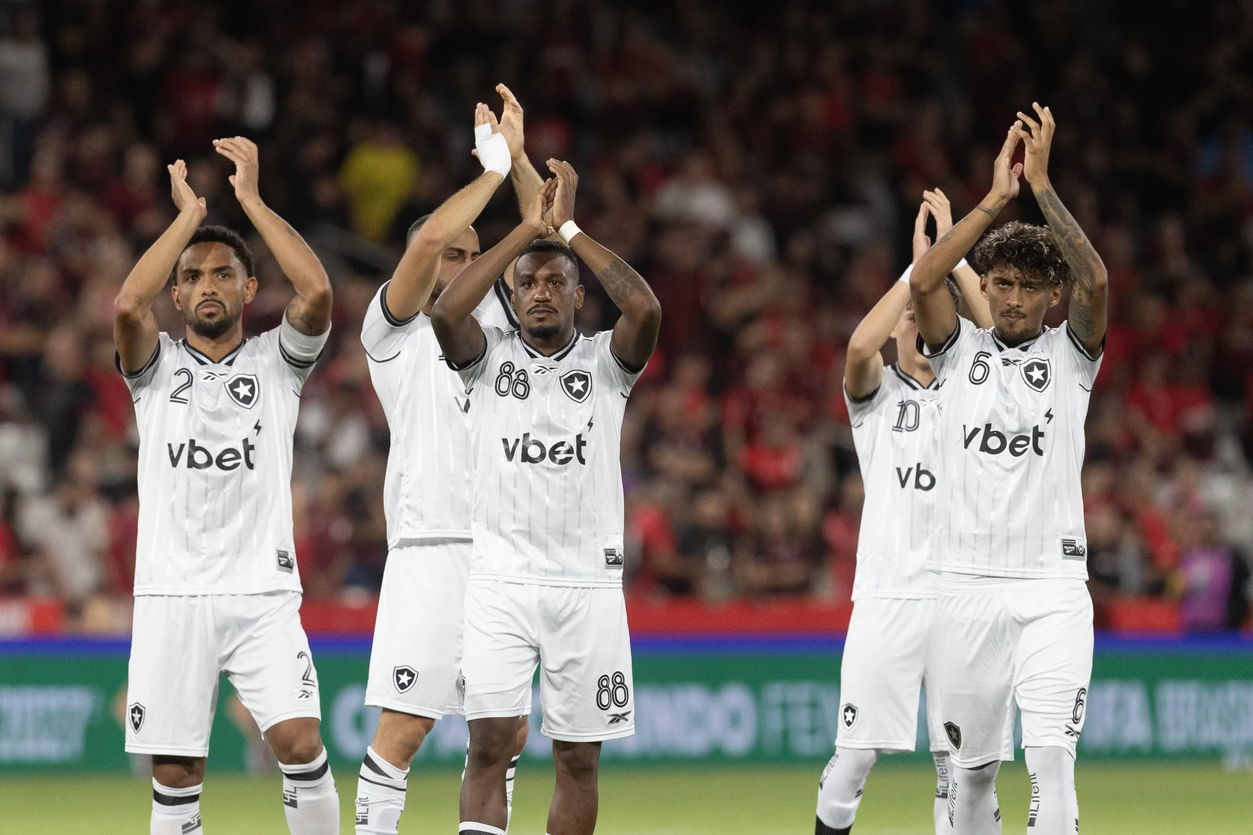 PR – CURITIBA – 29/03/2026 – BRASILEIRO A 2026, ATHLETICO-PR X BOTAFOGO – Vitinho, Edenilson e Medina jogadores do Athletico-PR agradecem a torcida antes da partida contra o Botafogo no estadio Arena da Baixada pelo campeonato Brasileiro A 2026. Foto: Hedeson Alves/AGIF