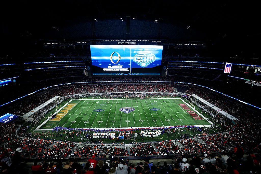 Vista geral antes da partida entre o Miami Hurricanes e o Ohio State Buckeyes, válida pelas quartas de final do College Football Playoff de 2025, no 90º Goodyear Cotton Bowl Classic, no AT&T Stadium, em 31 de dezembro de 2025, em Arlington, Texas. (Foto de Stacy Revere/Getty Images)