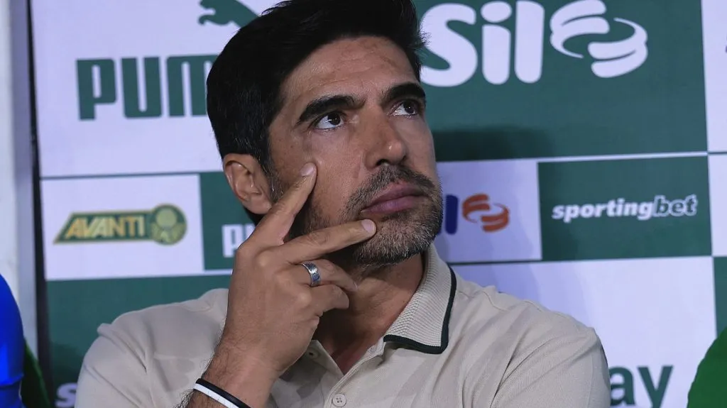 Abel Ferreira pensativo. Foto: Ettore Chiereguini/AGIF