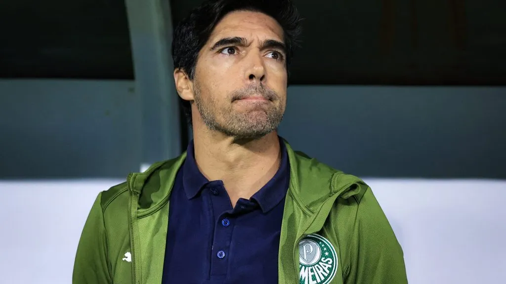 Abel Ferreira amenizou situação de Vitor Roque e falou em pressão sobre o atacante –  Foto: Fabio Giannelli/AGIF