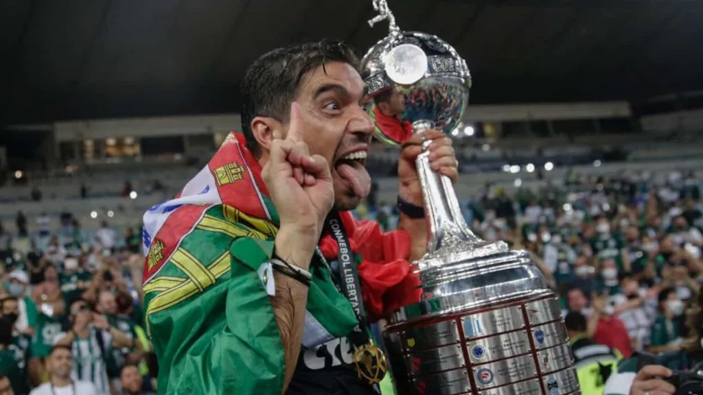 Abel Ferreira comemorando o título da Copa Libertadores 2021 pelo Palmeiras – Foto: RICARDO MORAES/POOL/AFP via Getty Images