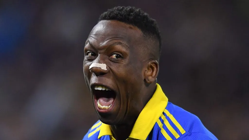 Foto: Marcelo Endelli/Getty Images – Luis Advíncula pode reforçar o time santista na janela de junho.