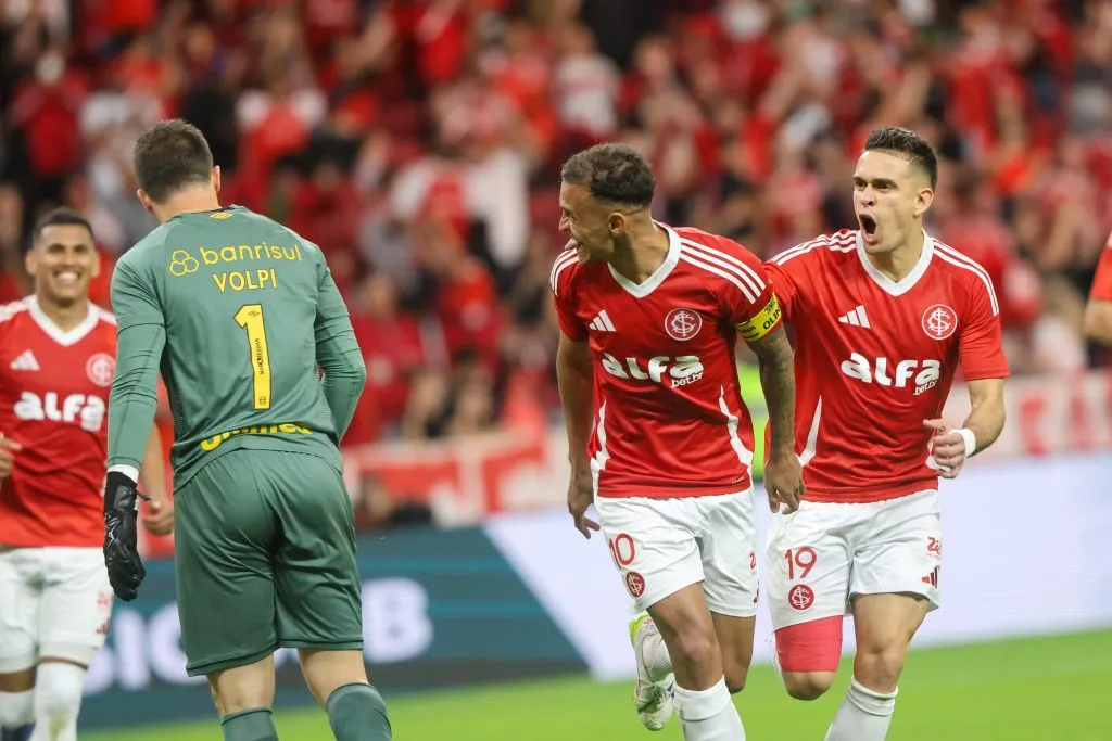 Alan Patrick provocando Tiago Volpi após marcar em Internacional x Grêmio – Foto: Ricardo Duarte / Internacional