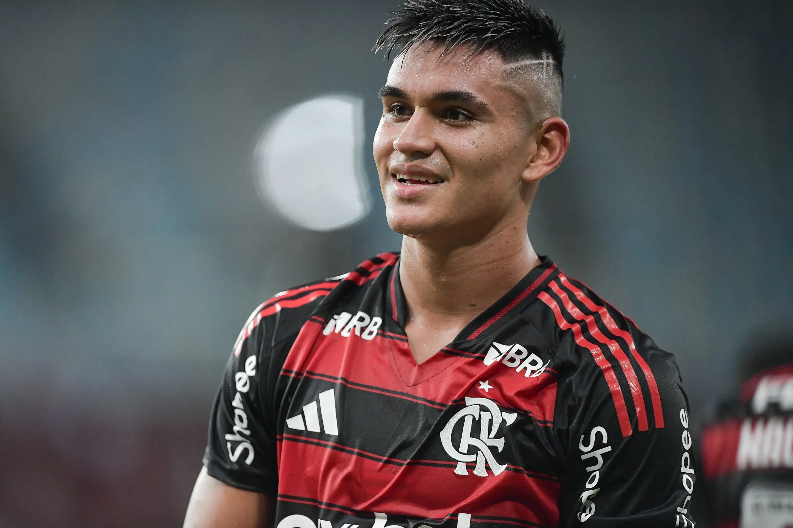 Alcaraz, EX-jogador do Flamengo comemora seu gol durante partida contra o Sampaio Correa no estadio Maracana pelo campeonato Carioca 2025. Foto: Thiago Ribeiro/AGIF
