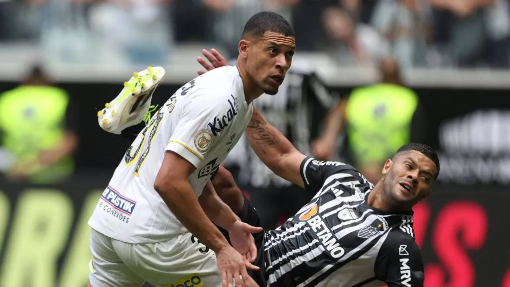 Foto: IMAGO / Sports Press Photo – Alex (de branco) em ação com a camisa do Peixe no Brasileirão de 2023.