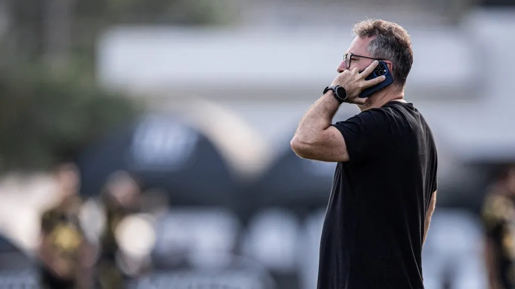Alexandre Mattos vem trabalhando para fortalecer o elenco – Fotos: Raul Baretta/ Santos FC.