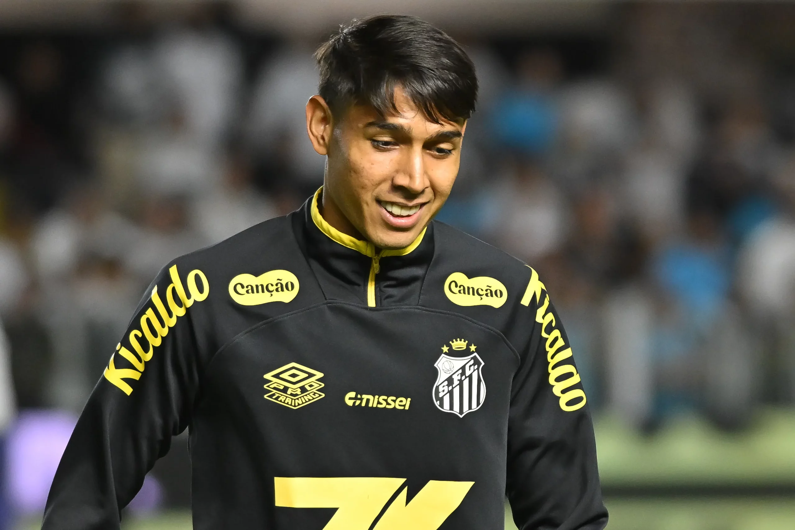 Zagueiro segue nos planos para deixar o Alviverde. Foto: Jota Erre/AGIF
