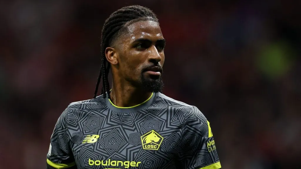 Alexsandro com uniforme cinza e amarelo do Lille - Foto: Getty Images