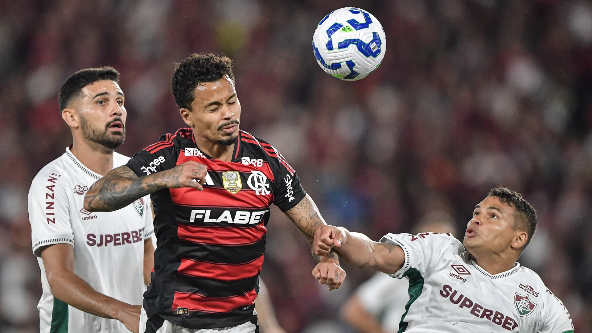 Jogadores de Flamengo e Fluminense no último clássico carioca – Foto: Thiago Ribeiro/AGIF