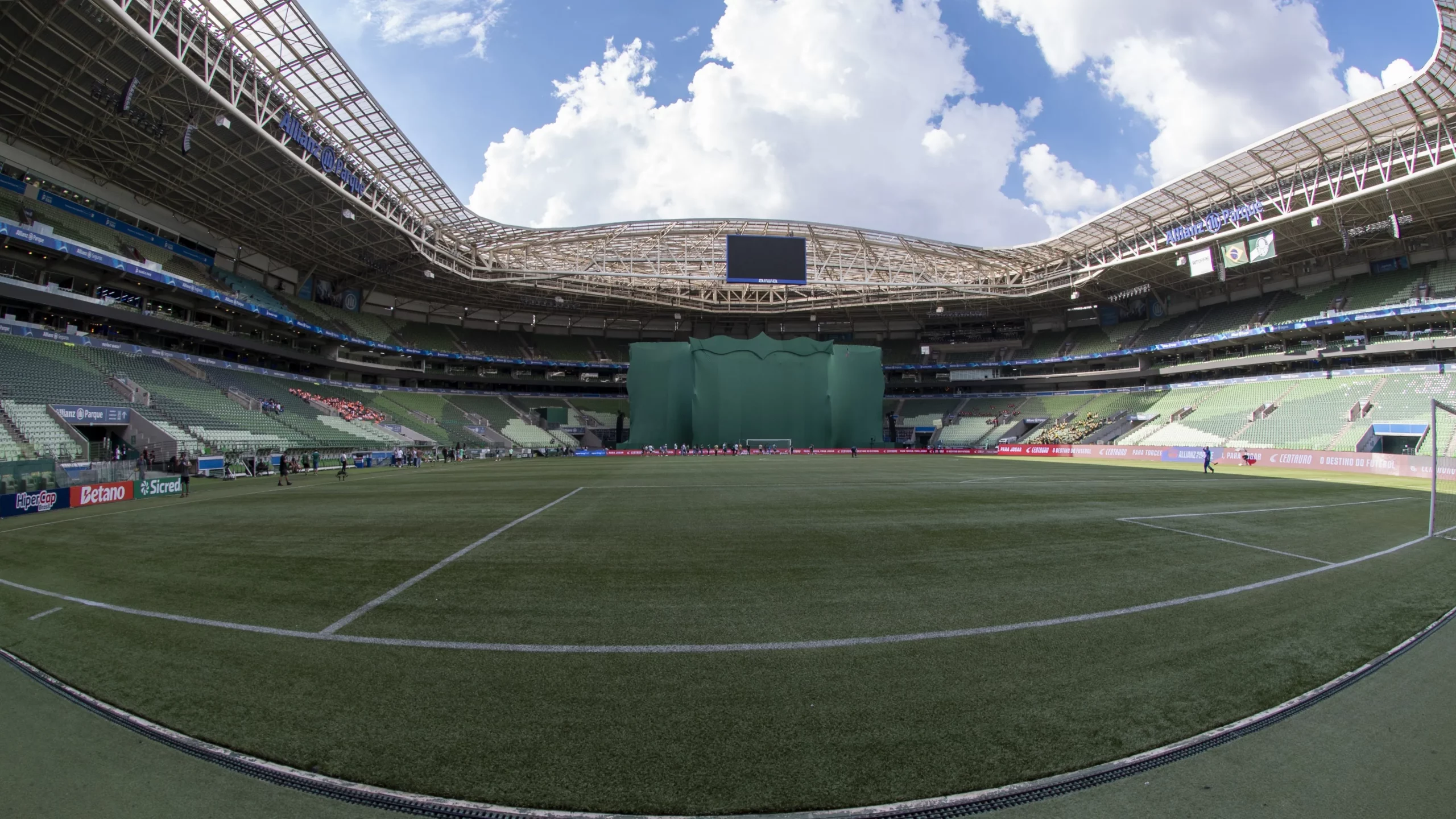 A casa Palestrina está trocando o gramado sintético – Foto: Anderson Romao/AGIF