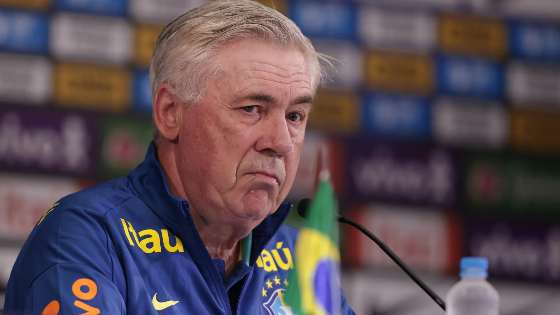 Carlo Ancelotti durante entrevista coletiva na Seleção Brasileira – Foto: Ettore Chiereguini/AGIF