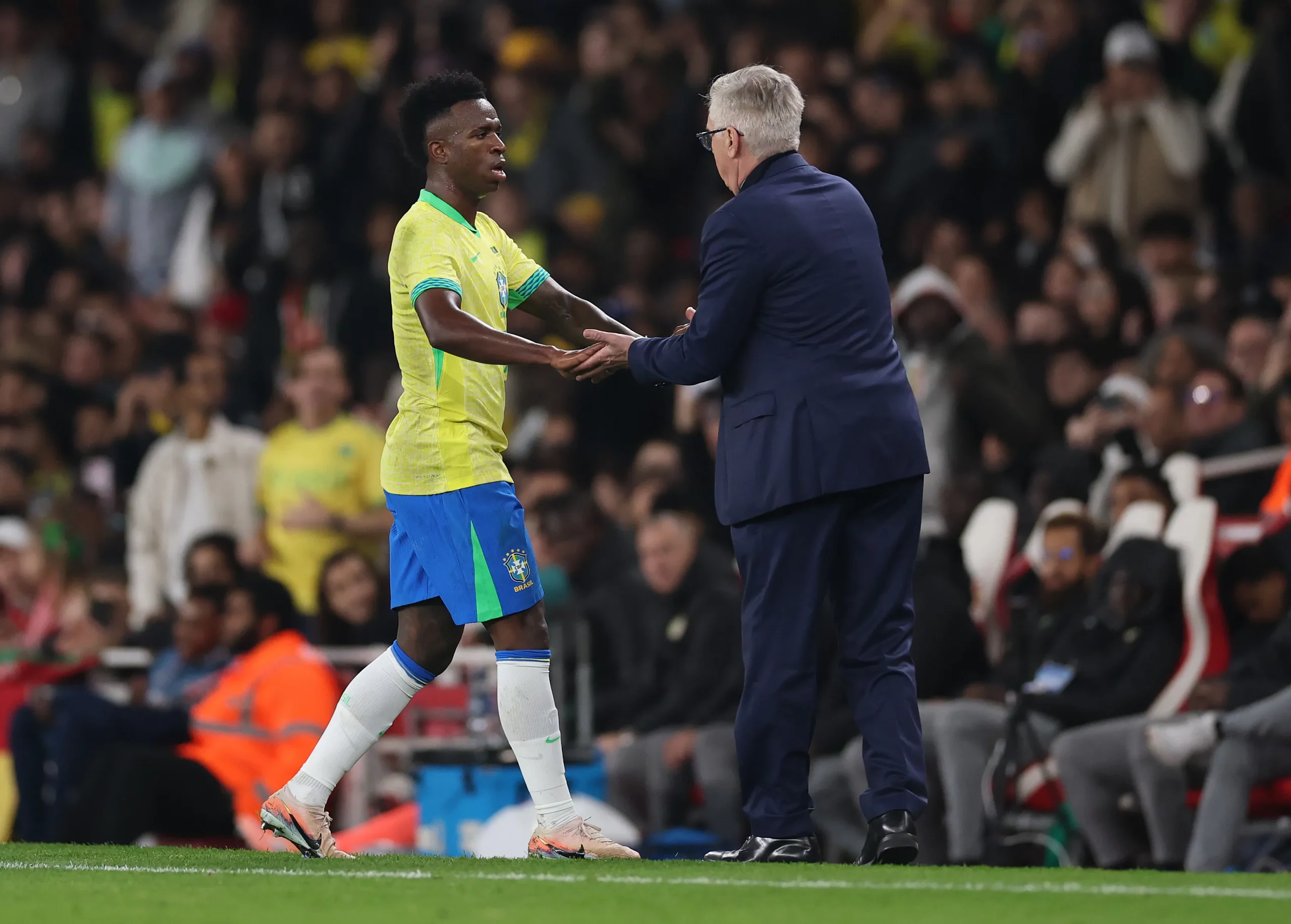 Ancelotti e Vini Jr no amistoso. Photo by Ryan Pierse/Getty Images