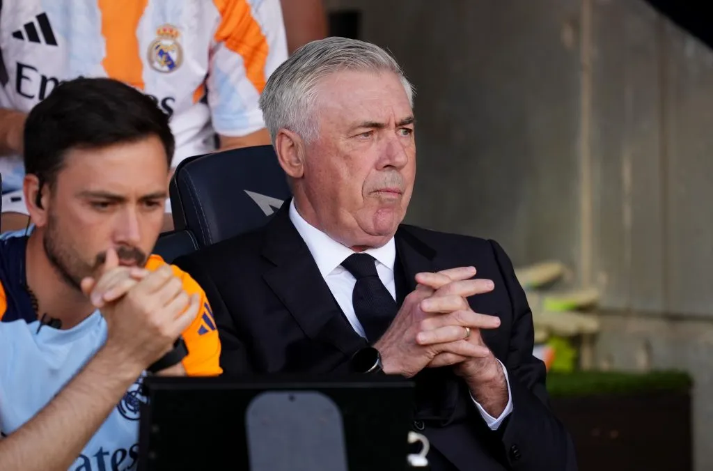 Treinador durante a derrota para o Barcelona. Photo by Alex Caparros/Getty Images