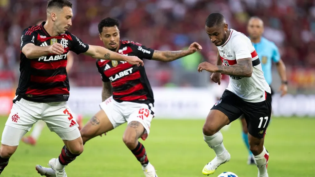 Léo Ortiz e André Silva durante o último duelo entre as equipes – Foto: Jorge Rodrigues/AGIF