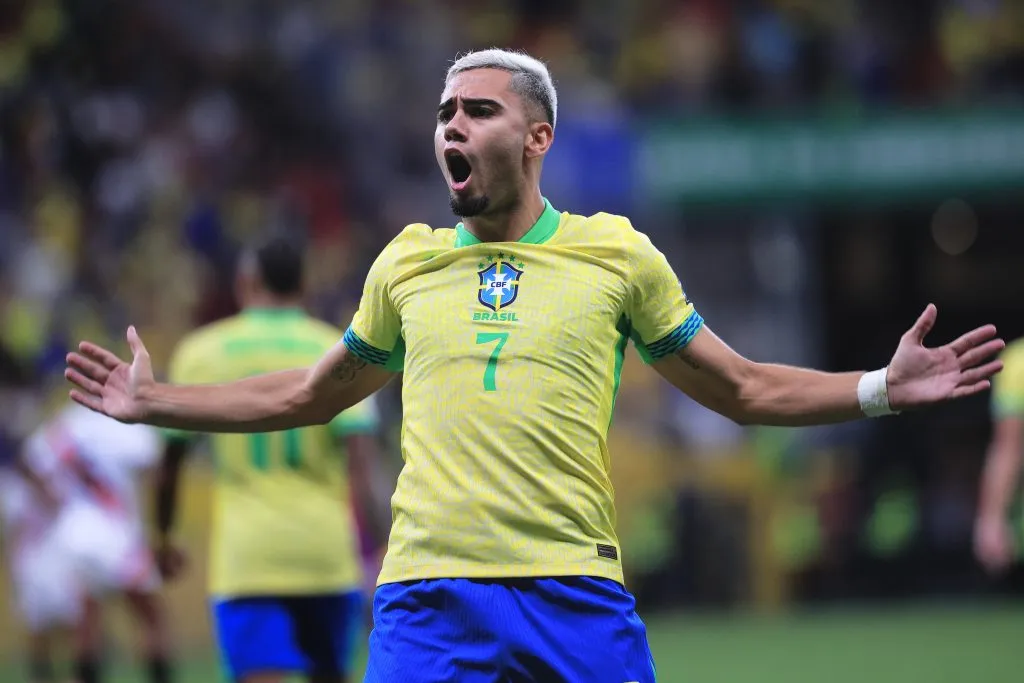 Andreas Pereira jogador do Brasil comemora seu gol durante partida contra o Peru no estadio Mane Garrincha pelo campeonato Eliminatorias Copa Do Mundo 2026. Foto: Ettore Chiereguini/AGIF