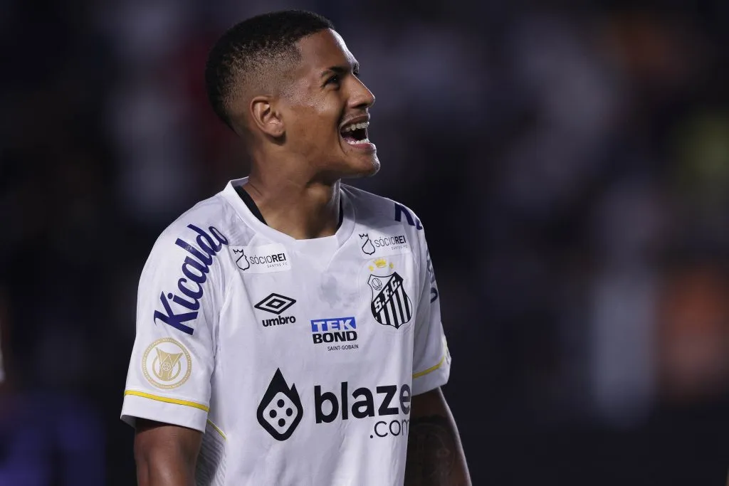 Angelo ex-jogador do Santos durante partida contra o Palmeiras no estadio Vila Belmiro pelo campeonato BRASILEIRO A 2023. Foto: Ettore Chiereguini/AGIF