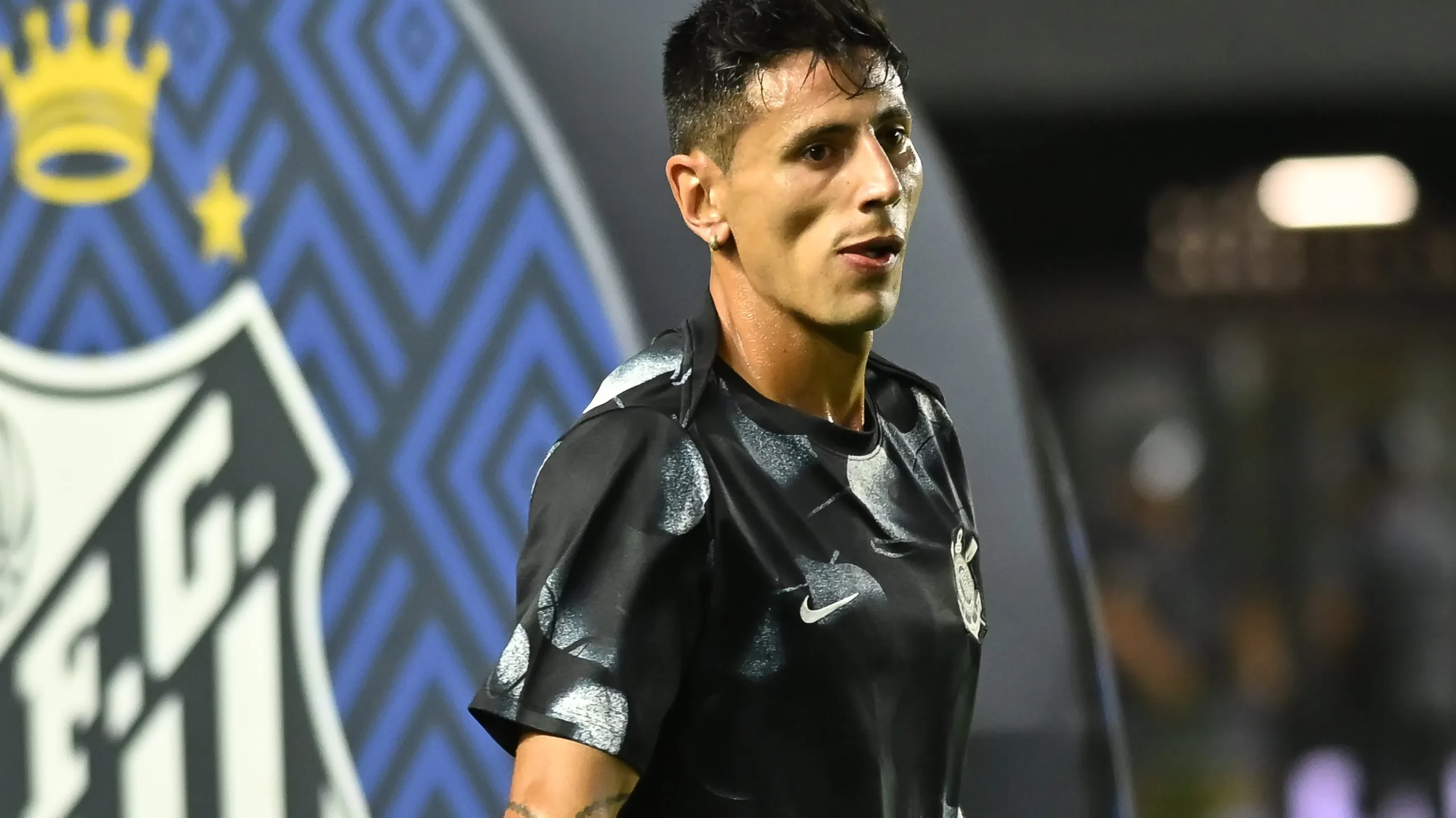 SP – SANTOS – 15/10/2025 – BRASILEIRO A 2025, SANTOS X CORINTHIANS – Angileri  jogador do Corinthians durante aquecimento antes da partida contra o Santos no estadio Vila Belmiro pelo campeonato Brasileiro A 2025. Foto: Jota Erre/AGIF