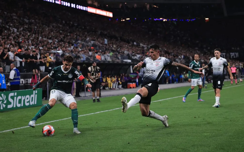 SP – SAO PAULO – 27/03/2025 – PAULISTA 2025 FINAL, CORINTHIANS X PALMEIRAS – Fabrizio Angileri jogador do Corinthians disputa lance com Raphael Veiga jogador do Palmeiras durante partida no estadio Arena Corinthians pelo campeonato Paulista 2025. Foto: Ettore Chiereguini/AGIF