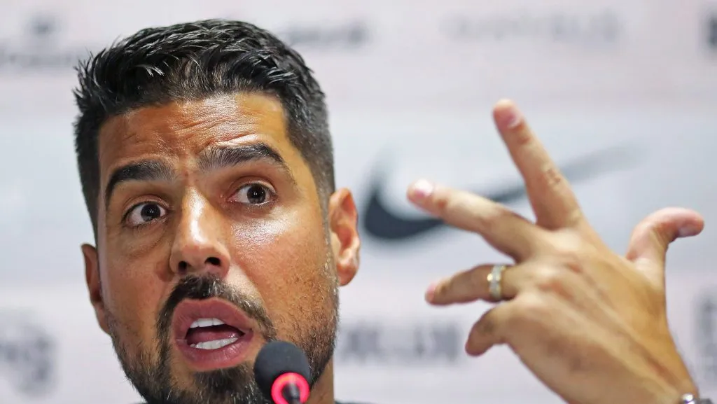 Foto: IMAGO / Sports Press Photo – António Oliveira, ex-técnico corinthiano, pediu centroavante ex-Palmeiras, mas o presidente Augusto Melo não quis contratar.