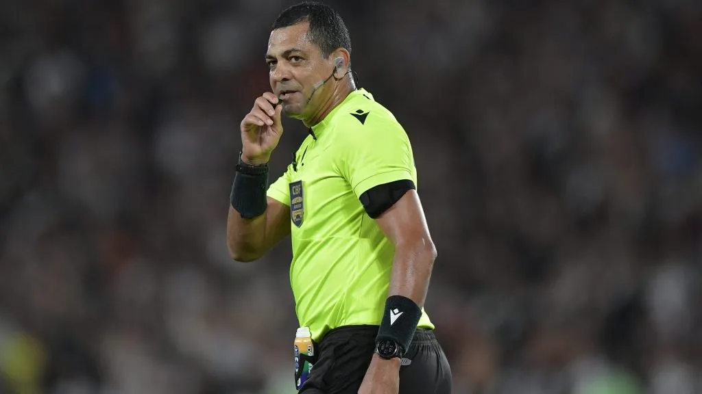 RJ – RIO DE JANEIRO – 20/10/2025 – BRASILEIRO A 2025, VASCO X FLUMINENSE – O arbitro Wagner do Nascimento Magalhaes durante partida entre Vasco e Fluminense no estadio Maracana pelo campeonato Brasileiro A 2025. Foto: Thiago Ribeiro/AGIF