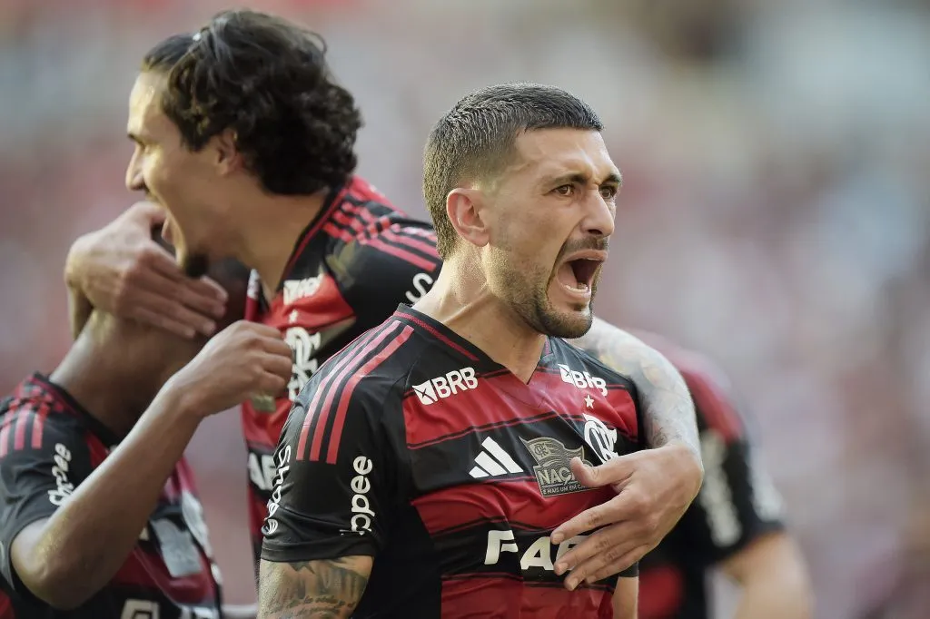 Arrascaeta e Pedro comemoram em goleada sobre o Corinthians. Foto: Alexandre Loureiro/AGIF