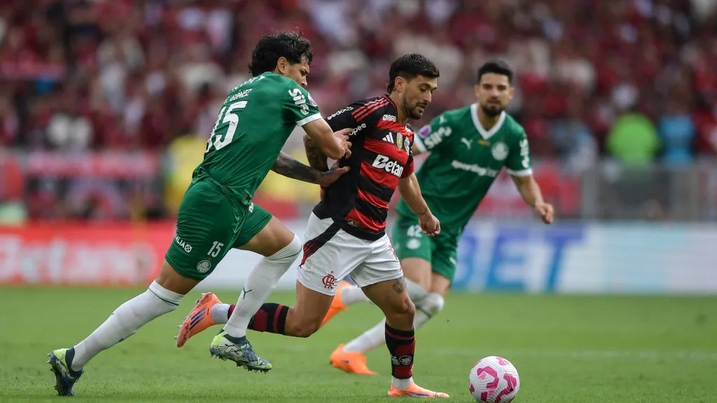 Arrascaeta e Gustavo Gómez durante Flamengo x Palmeiras – Foto: Thiago Ribeiro/AGIF