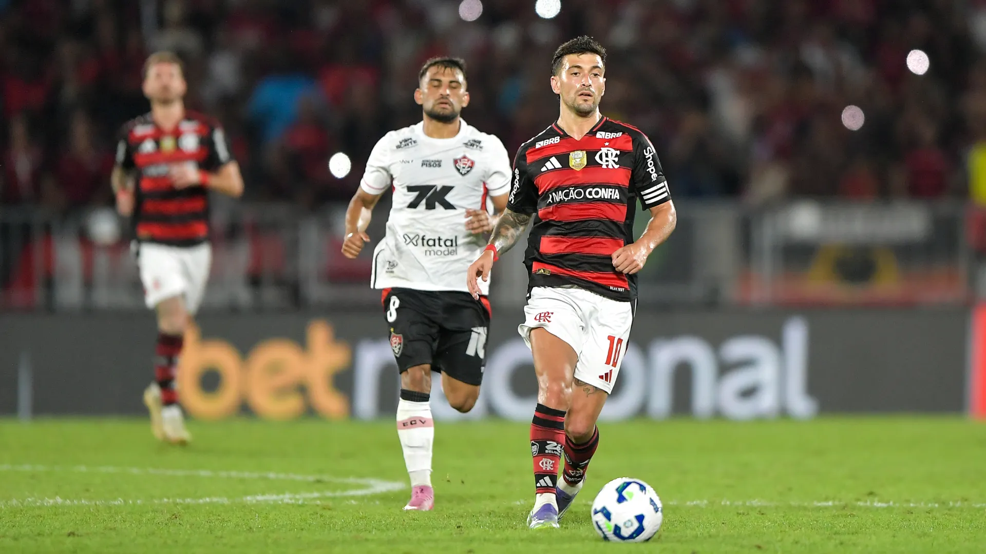 Arrascaeta em ação pelo Flamengo contra o Vitória – Foto: Thiago Ribeiro/AGIF
