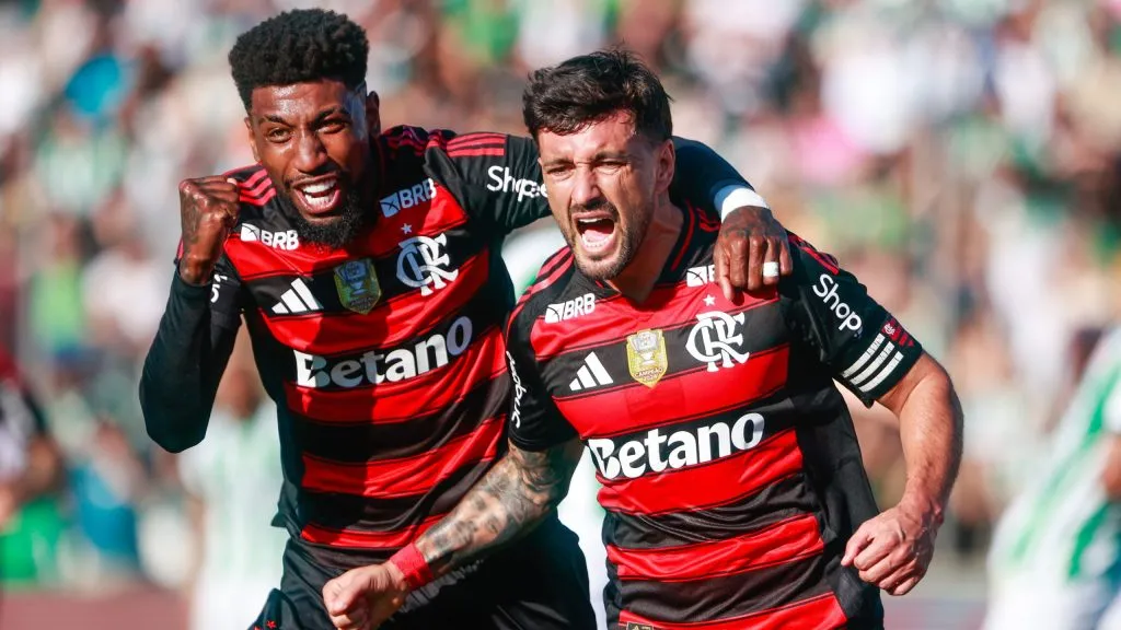 Arrascaeta, jogador do Flamengo. comemora seu gol com Emerson Royal. Foto: Luiz Erbes/AGIF