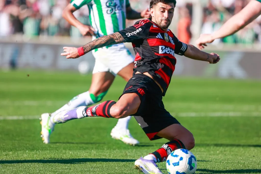Arrascaeta jogador do Flamengo durante partida contra o Juventude no estadio Alfredo Jaconi pelo campeonato Brasileiro A 2025. Foto: Luiz Erbes/AGIF