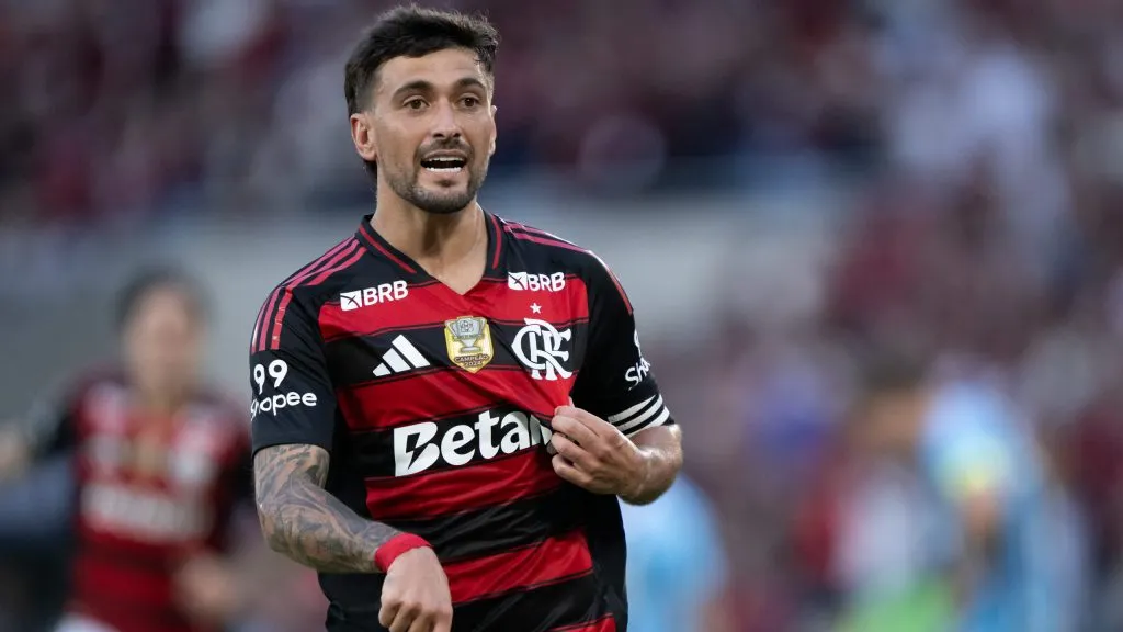 Diretoria do Flamengo busca renovação com Arrascaeta a curto prazo – Foto: Jorge Rodrigues/AGIF