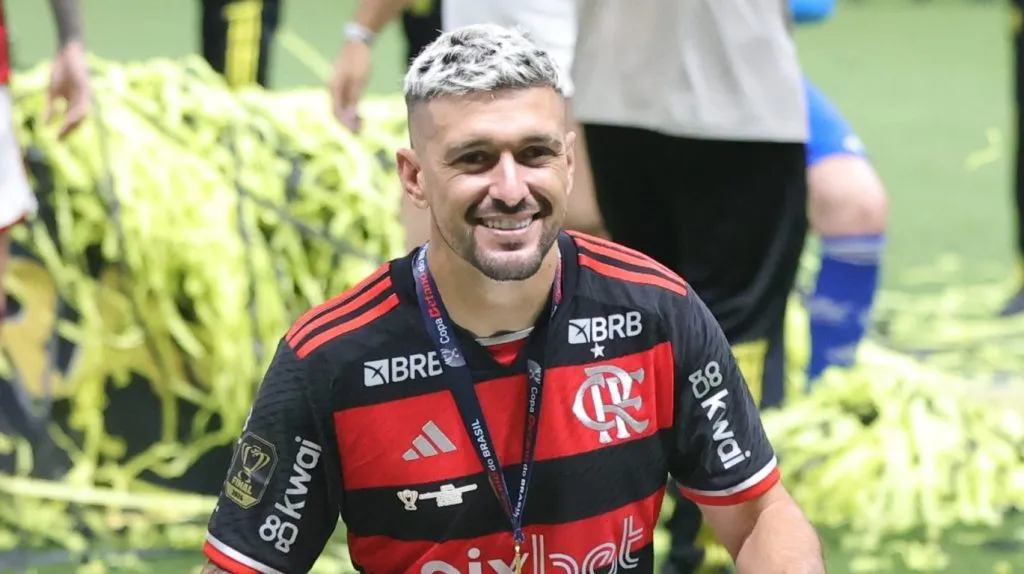 Arrascaeta está em baixa na competição, mas ainda é importante em campo – Foto: Gilson Lobo/AGIF