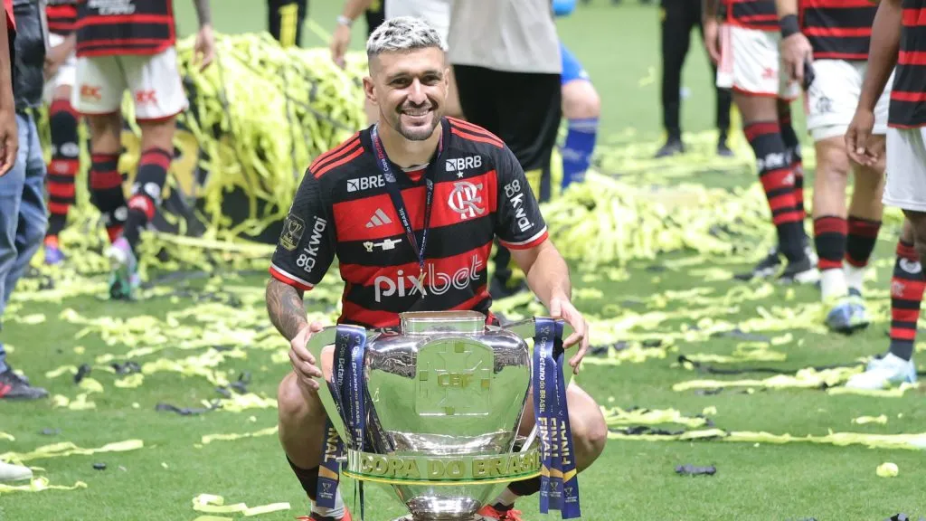 Arrascaeta com o troféu de campeão da Copa do Brasil na Arena MRV.