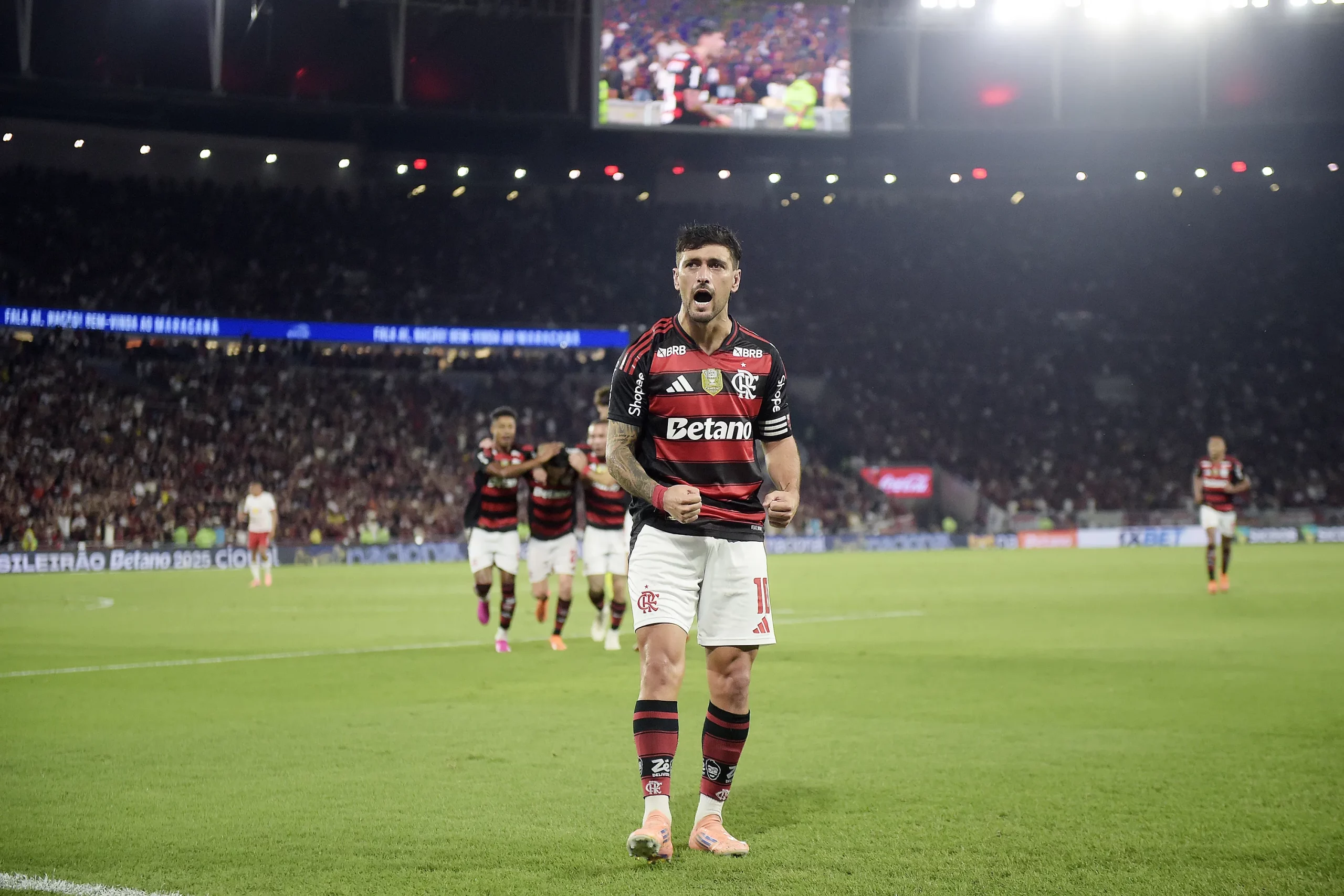 RJ – RIO DE JANEIRO – 22/11/2025 – BRASILEIRO A 2025, FLAMENGO X BRAGANTINO – Arrascaeta jogador do Flamengo comemora seu gol durante partida contra o Bragantino no estadio Maracana pelo campeonato Brasileiro A 2025. Foto: Alexandre Loureiro/AGIF