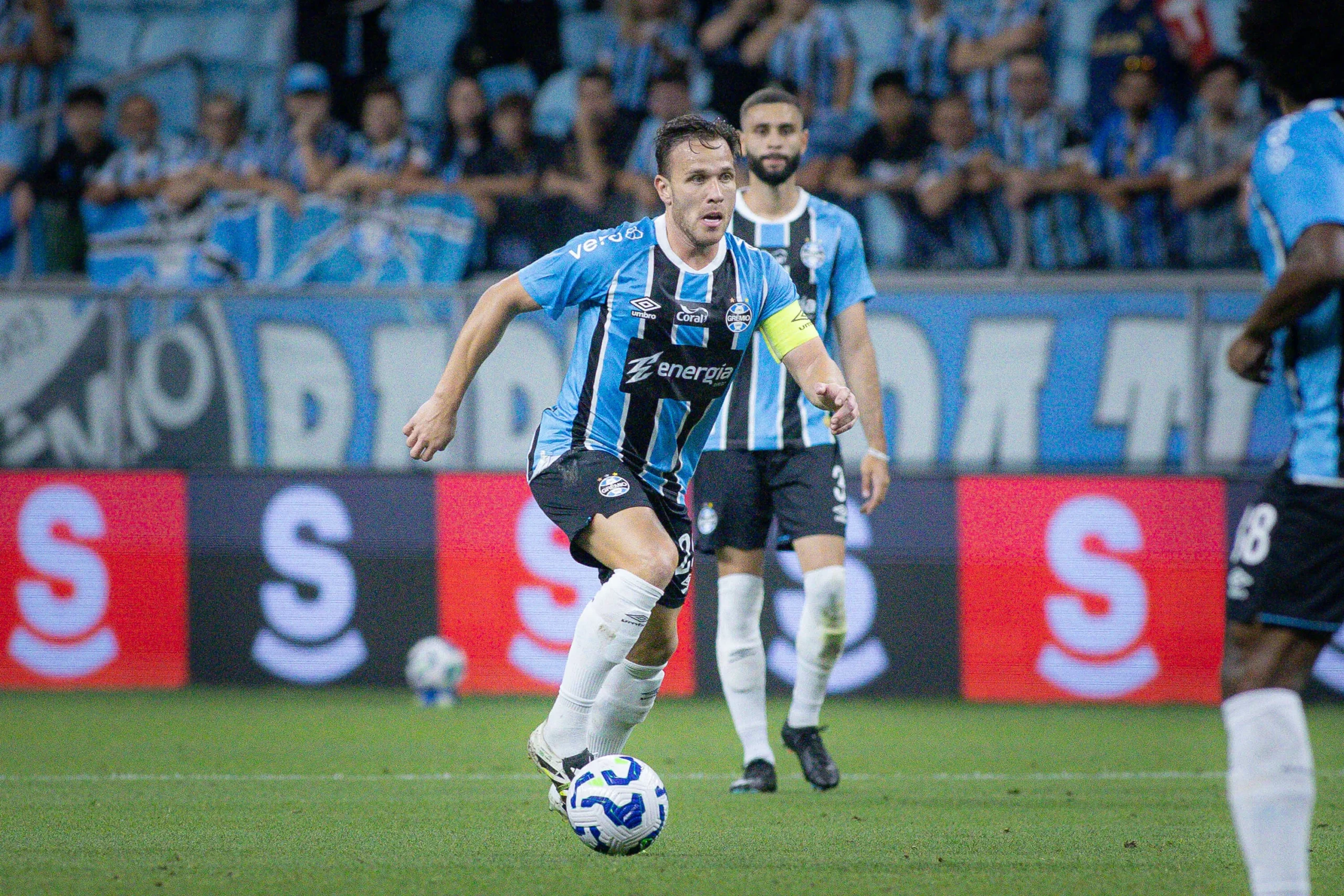 Arthur começou no time titular diante do Fluminense. Foto: Maxi Franzoi/AGIF