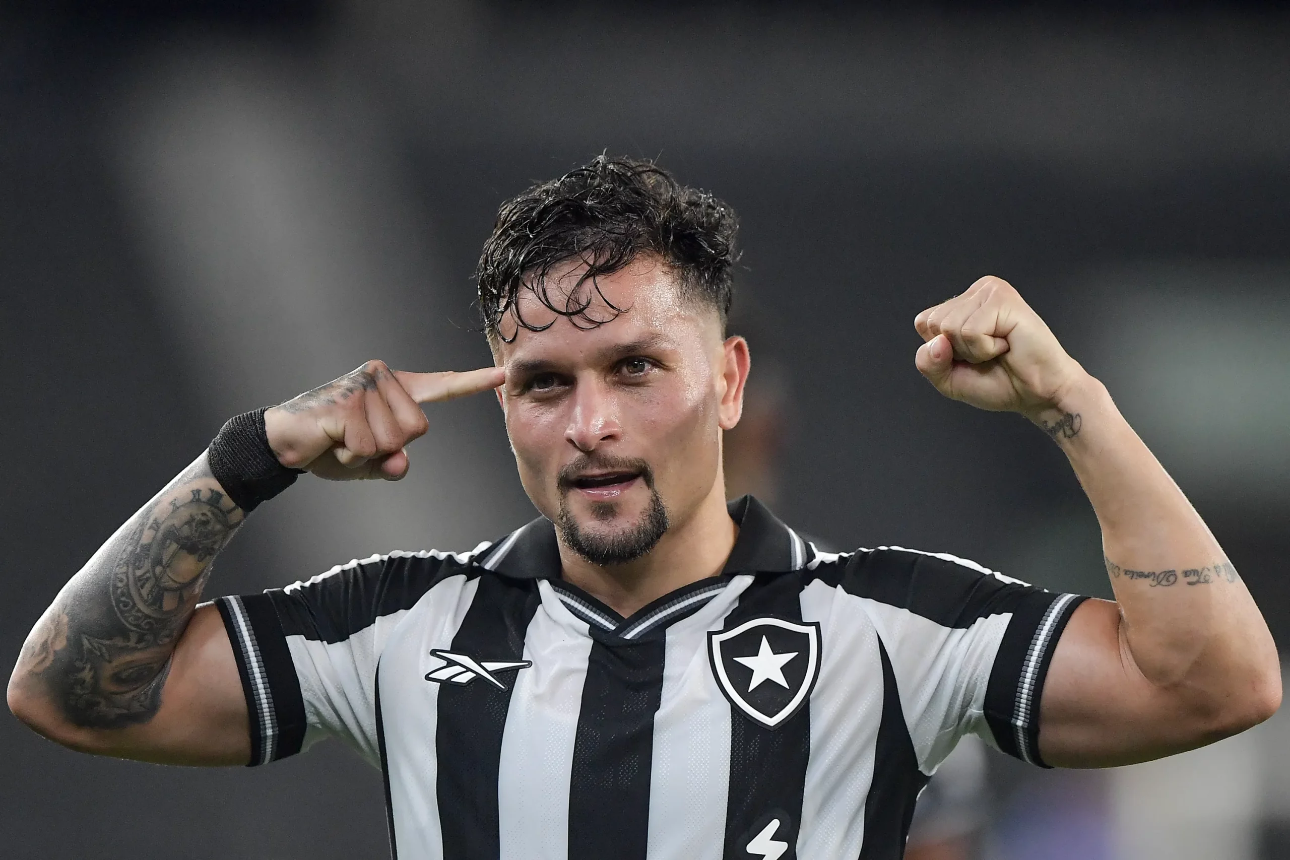 Artur tem contrato no Botafogo até o fim de 2029 e passou a ser alvo do Peixe – Foto: Thiago Ribeiro/AGIF
