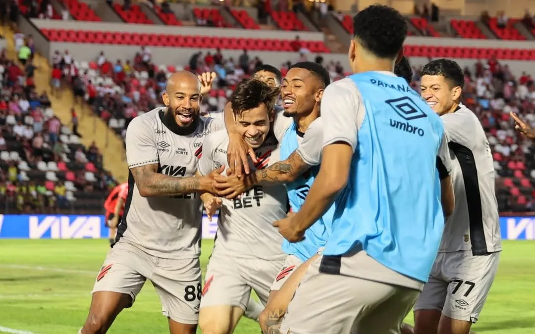 Jogadores do Furacão comemoram os três pontos conquistados contra o Botafogo-PB, em Ribeirão Preto pela Série B. Foto: José Tramontin/athletico.com.br