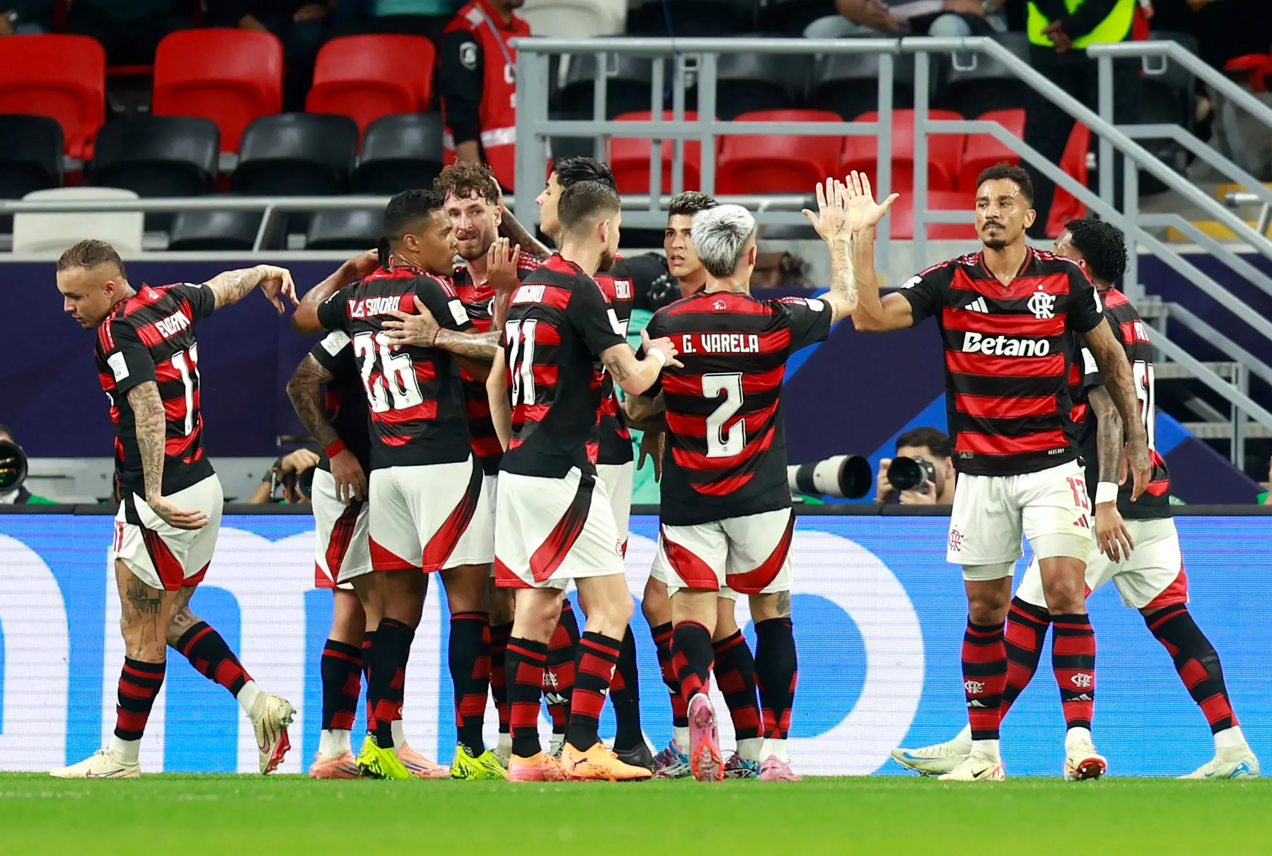 Jogadores comemoram o gol de Léo Pereira.  Photo by Getty Images/Getty Images