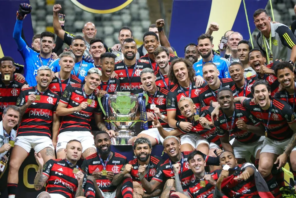 Jogadores do Flamengo com a taça da Copa do Brasil. Foto: Gilson Lobo/AGIF
