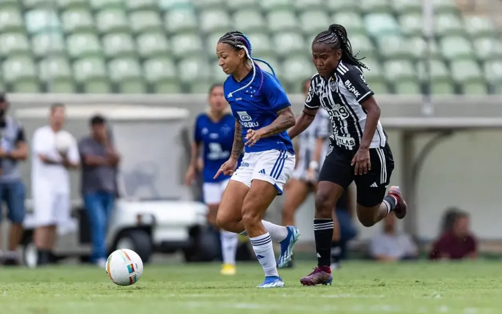Jogadora do Galo disputa lance com adversária do Cruzeiro na semifinal do Campeonato Mineiro 2024. Foto:  Staff Images Woman/Cruzeiro