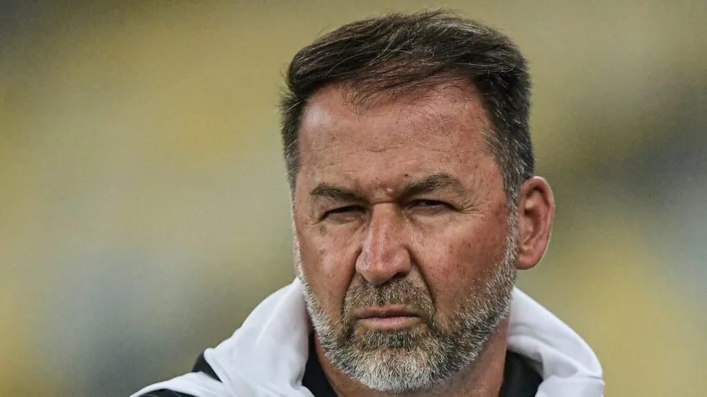 Foto: Thiago Ribeiro/AGIF – Augusto Melo terá problema financeiro para resolver se quiser demitir a comissão técnica argentina.