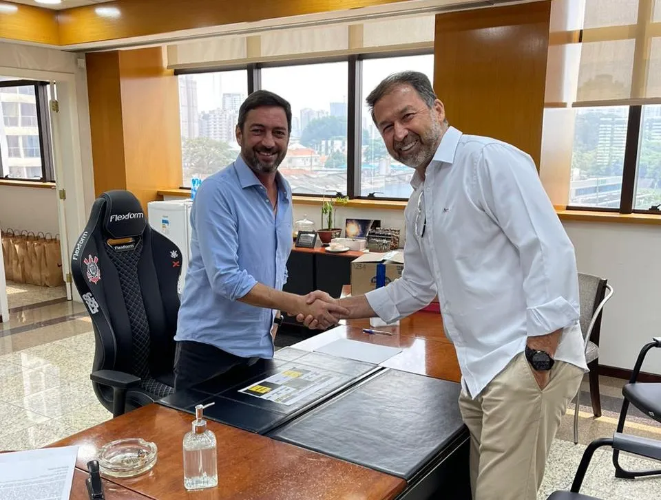 Augusto Melo e Duilio Monteiro Alves durante encontro nesta segunda-feira – Foto: Divulgação/Corinthians