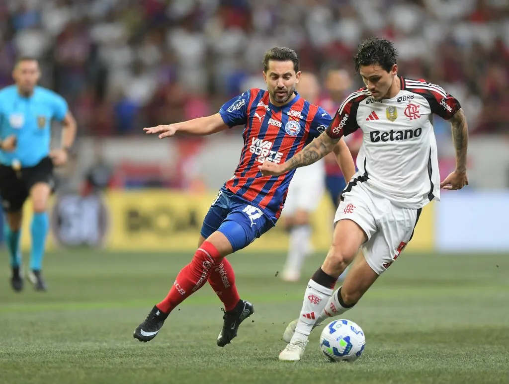 Everton Ribeiro jogador do Bahia disputa lance com Pedro jogador do Flamengo durante partida no estadio Fonte Nova pelo campeonato Brasileiro A 2025. Foto: Jhony Pinho/AGIF