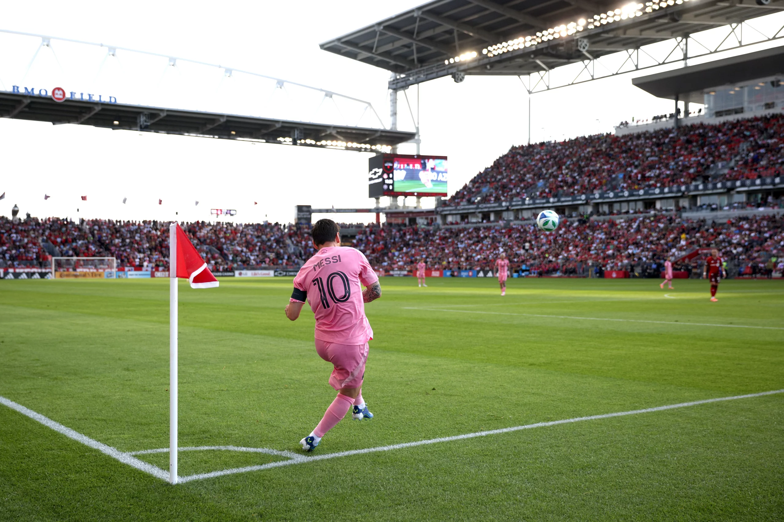 TORONTO, ONTARIO – SEPTEMBER 27: Lionel Messi #10 of Inter Miami CF takes a corner kick during the MLS match between Toronto FC and Inter Miami CF at BMO Field on September 27, 2025 in Toronto, Ontario. (Photo by Cole Burston/Getty Images)