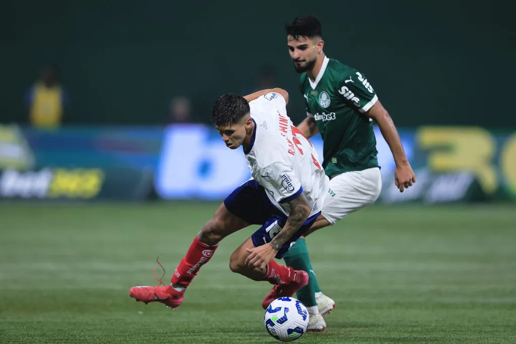 Flaco Lopez, jogador do Palmeiras, disputa lance com Ramos jogador do Bahia durante partida no estadio Arena Allianz Parque pelo campeonato Brasileiro A 2025. Foto: Ettore Chiereguini/AGIF