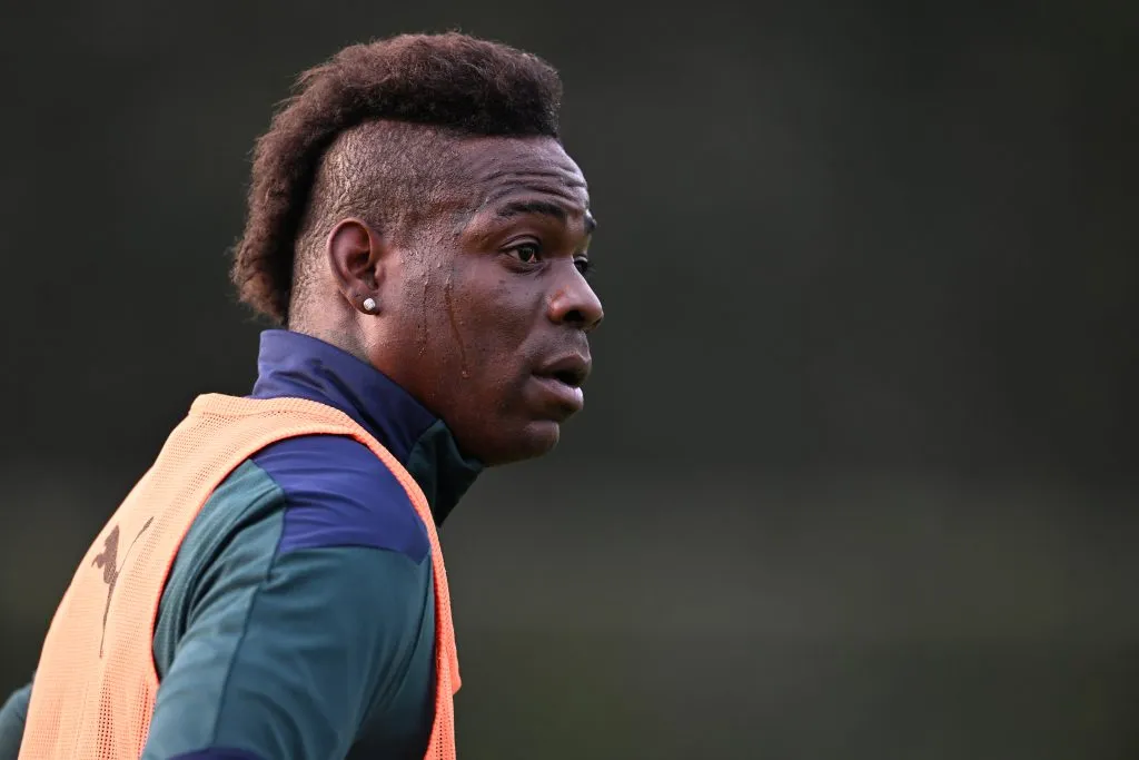 Balotelli durante treino da seleção italiana. Foto: Claudio Villa/Getty Images