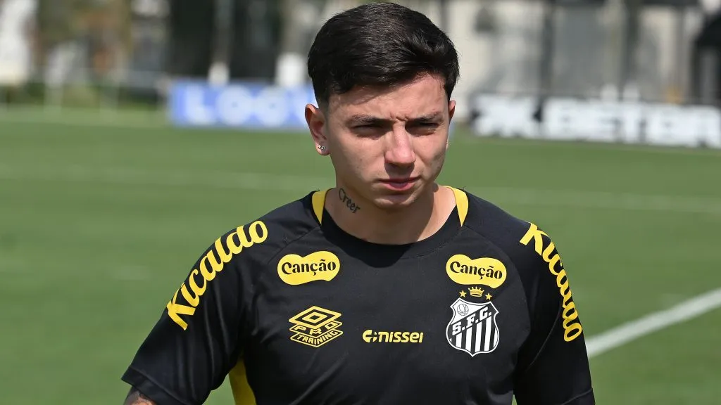 SP – SANTOS – 17/10/2025 – SANTOS, COLETIVA – Alvaro Barreal jogador do Santos antes de coletiva e treino da equipe realizado no CT Rei Pele.   Foto: Jota Erre/AGIF