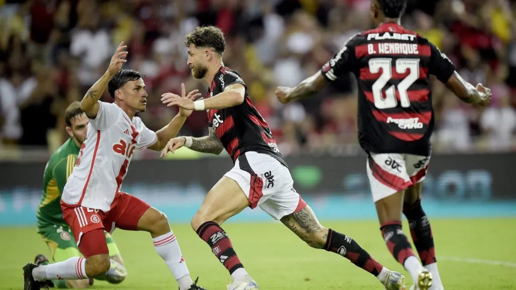 Léo Pereira e Bernabei durante Flamengo x Inter pelo Campeonato Brasileiro – Foto: Alexandre Loureiro/AGIF
